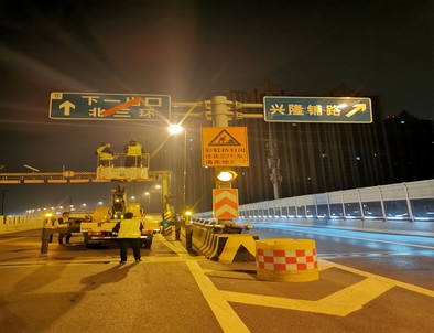 长沙郑州市北三环彩虹桥交通标志牌安装现场